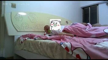 爸爸打电话的时候，我正在摸着妈妈妈的奶子实在忍不住就把妈妈给操了