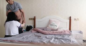 跟女朋友吵架了，买了一台苹果17给他把它哄好了1