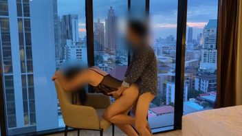 长期得不到满足少妇，直接在酒店落地窗前开干