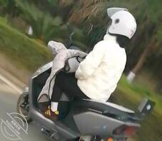 街拍 瑜伽裤白袜 紧身微喇牛仔裤 大饱眼福