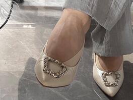 老板娘今天回公司，穿着高跟鞋坐我对面受不了0