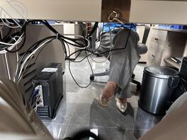 老板娘今天回公司，穿着高跟鞋坐我对面受不了1