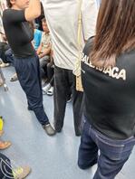 地铁偷拍大胸妹，这大奶子真想上手颠一颠。不走光都这么勾人。2