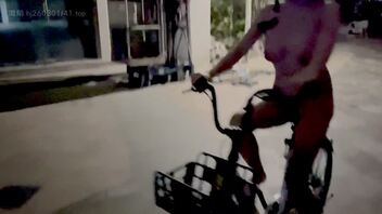 【露出专题】深夜两个骚逼大马路上大胆露出