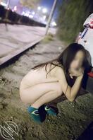 就喜欢把逼漏出来---小姐姐夜晚露出被三个路人给草了，这是该有多骚2