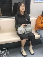 昆明地铁偷拍眼镜反差女大学生，说说怎么玩最爽1