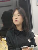 昆明地铁偷拍眼镜反差女大学生，说说怎么玩最爽