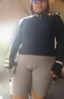 逼逼被紧身裤勒出屄缝的母狗1