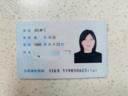 共用一个小玩具的两个小阿姨0