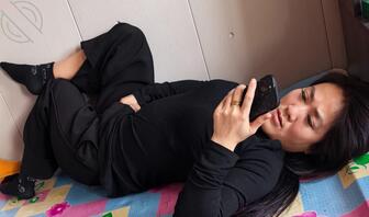 大嫂费喜静在我面前整只手伸进去挠她的臭骚逼，被我哥艹有的炎症了？