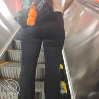 女大学生的黑色紧身牛仔裤