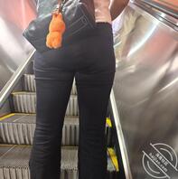 女大学生的黑色紧身牛仔裤1