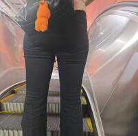 女大学生的黑色紧身牛仔裤2