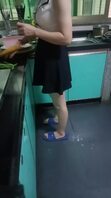 勾搭在厨房忙碌的嫂子啪啪，卧室直接强硬扒光，揉奶玩逼大鸡巴插进去
