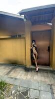 就喜欢把逼露出来---某特女神温泉山庄全裸人前露出71