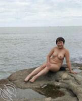把妈妈弄昏迷怎么玩她的大胸和妈妈大奶头比较好0