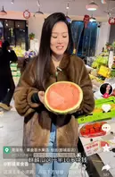 鄄城果食荟老板娘,背着老公跟炮友操逼约炮,上门送货被多人干翻,性爱视频全网首曝！1