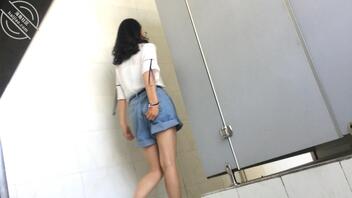 偷拍窥到同年级年轻姑娘黑森林1