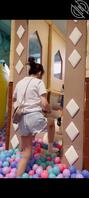 偷拍游乐场里带着小女儿玩耍的极品少妇宝妈，人妻韵味真迷人0