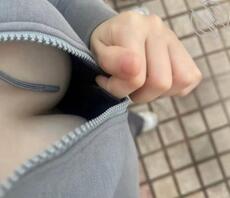 女大不穿内衣出门，不知道爸爸们能不能看见。想被爸爸们操。