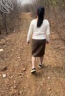 带妈妈去爬山,中途操了她0