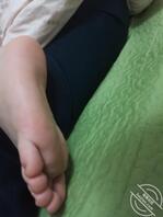 亲妹妹的小骚穴 嫩脚脚 已成年 已成年图中服饰为运动裤1