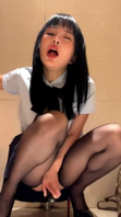 小骚逼在商场公厕露出双插（裸聊平台）
