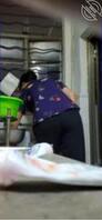 想拍妈妈洗澡，没法在卫生间装摄像头，只能把手机藏在外面拍到一点脱衣服画面