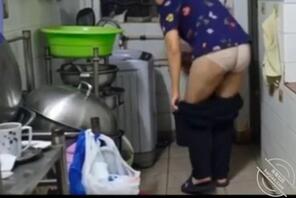 想拍妈妈洗澡，没法在卫生间装摄像头，只能把手机藏在外面拍到一点脱衣服画面2