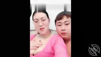 眼镜御姐范少妇和两个粉丝玩3P乱伦给光头爸爸和帅儿子吃鸡巴内射口爆吞精.