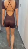 小嫂子这衣服好像有哪里不对1