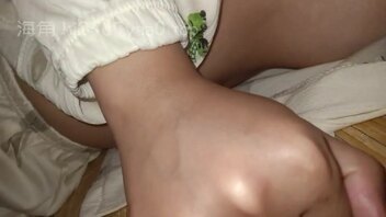 插入19岁睡美人表妹的逼，超级紧而且b很小