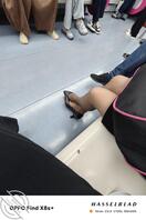 坐地铁就坐在我旁边，香水味和皮革味扑面而来，鸡巴立马就硬了1