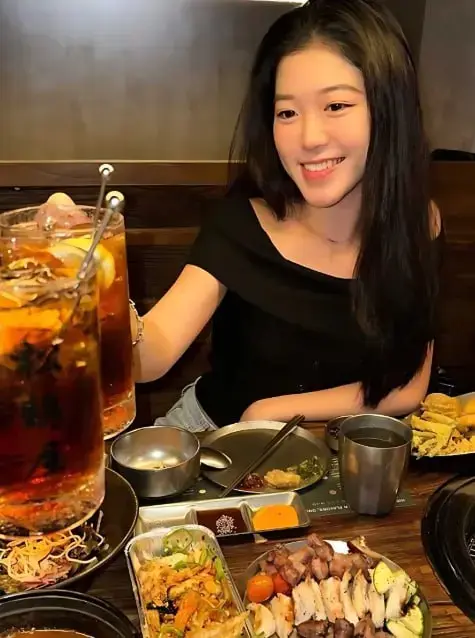 【冯凯憶高颜值演员母狗与金主早期酒店自拍露脸口交做爱视频外流 被扇巴掌也不躲 冯凯憶演员、极品高颜，早期跟金主在酒店的自拍流出来了：露脸口交、露脸做爱，镜头对准她也不躲，巴掌扇上去照样接着做