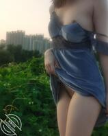 人妻户外公园露出，在夕阳下更诱人了0