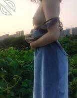 人妻户外公园露出，在夕阳下更诱人了1