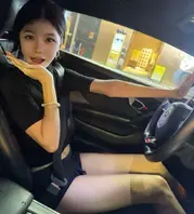 萝莉 21岁博主孟以钦(账号Kira177777),IP显示为广东或香港,粉丝20万+。置顶视频为GTR及帕加尼内容,简介称“我是中国人能飞”。其“黑道千金”人设通过GTR、和服等元素塑造,但无公开资料佐证黑道背景,网友流出不雅视频1