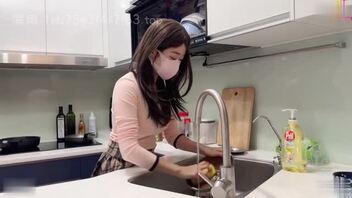 剧情：穿着老公送的圣诞服被情夫暴操
