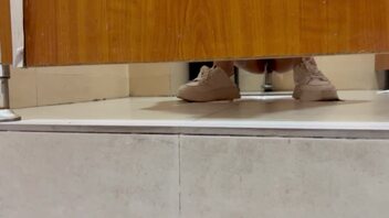 之前厕拍的一个大烂逼，好喜欢