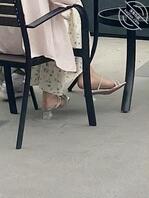 （67）高跟凉鞋美女路边挑鞋1