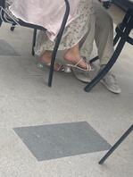 （67）高跟凉鞋美女路边挑鞋2