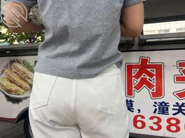 街拍一个大屁股少妇买肉夹馍。。。