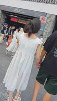 透视白裙小姐姐看到里面的内内颜色