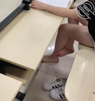 抠脚女学生