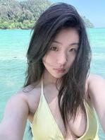 贡献女友李思涵，天天发骚漏奶欢迎各位评价。评价刺激的可一起艹她，后附视频1