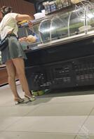 超市里抄底性感超短裙高跟少妇1