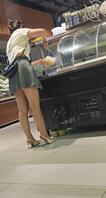 超市里抄底性感超短裙高跟少妇2