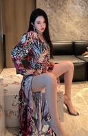 霸气坐姿，眼神里透出征服欲0