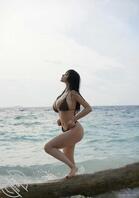 深棕比基尼，自由调节松紧，让饱满身材不勒肉