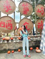 跟骚老婆出去玩拍的私房照0